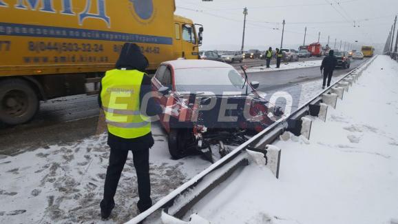 На мосту Патона у Києві зіштовхнулися три автомобіля, є постраждалі