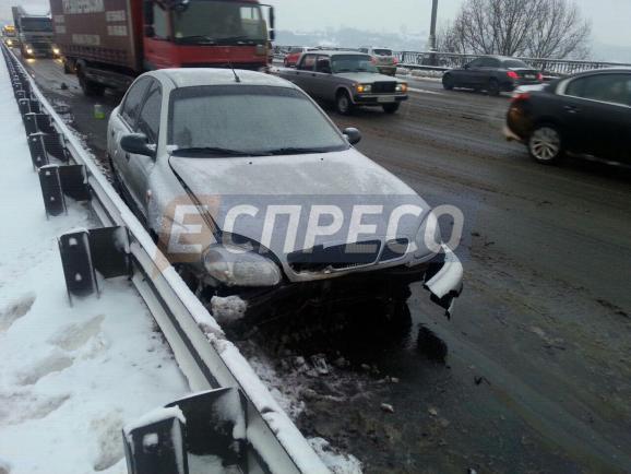 На мосту Патона у Києві зіштовхнулися три автомобіля, є постраждалі