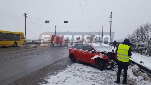 На мосту Патона у Києві зіштовхнулися три автомобіля, є постраждалі