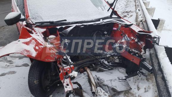 На мосту Патона у Києві зіштовхнулися три автомобіля, є постраждалі