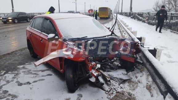 На мосту Патона у Києві зіштовхнулися три автомобіля, є постраждалі