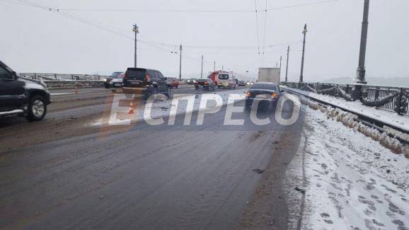 На мосту Патона у Києві зіштовхнулися три автомобіля, є постраждалі