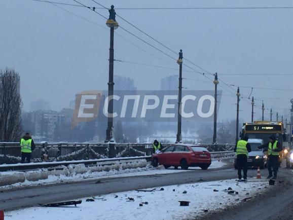 На мосту Патона у Києві зіштовхнулися три автомобіля, є постраждалі