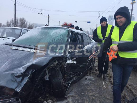 На мосту Патона у Києві зіштовхнулися три автомобіля, є постраждалі