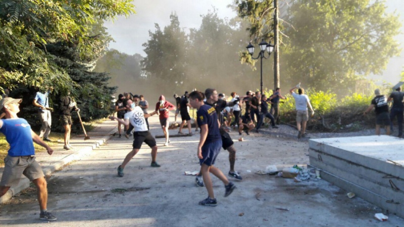 Представники "Азова" штурмують будівництво у Святошинському провулку у Києві