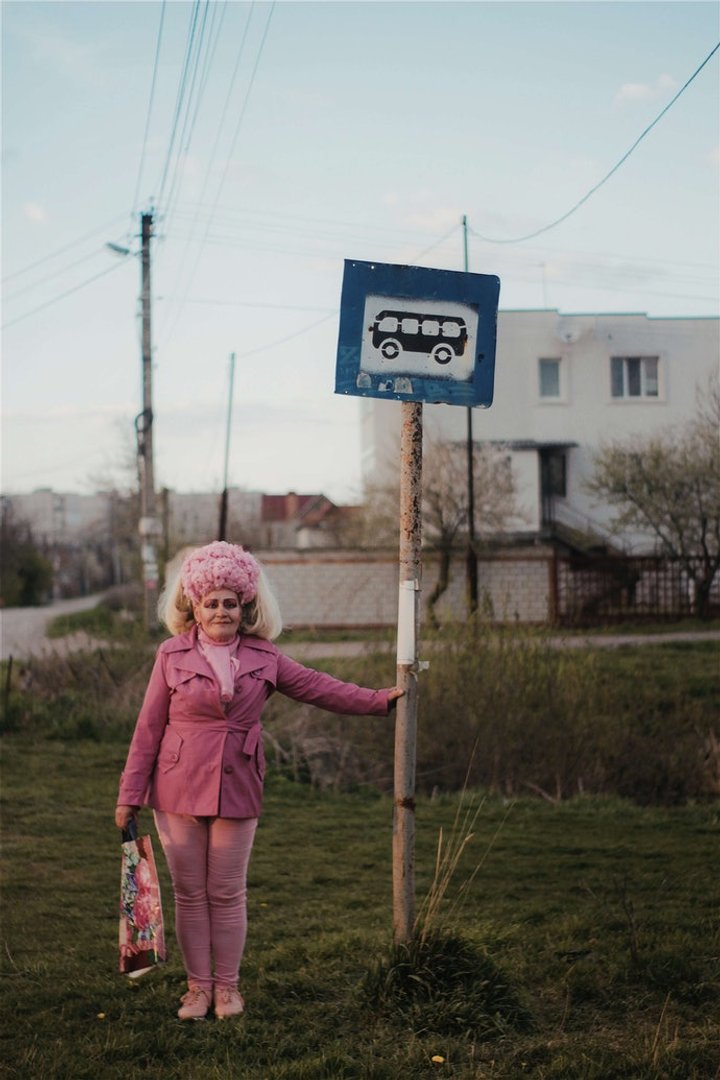 Пожилая украинка из Бердичева стала звездой своего города: ее экстравагантность поражает