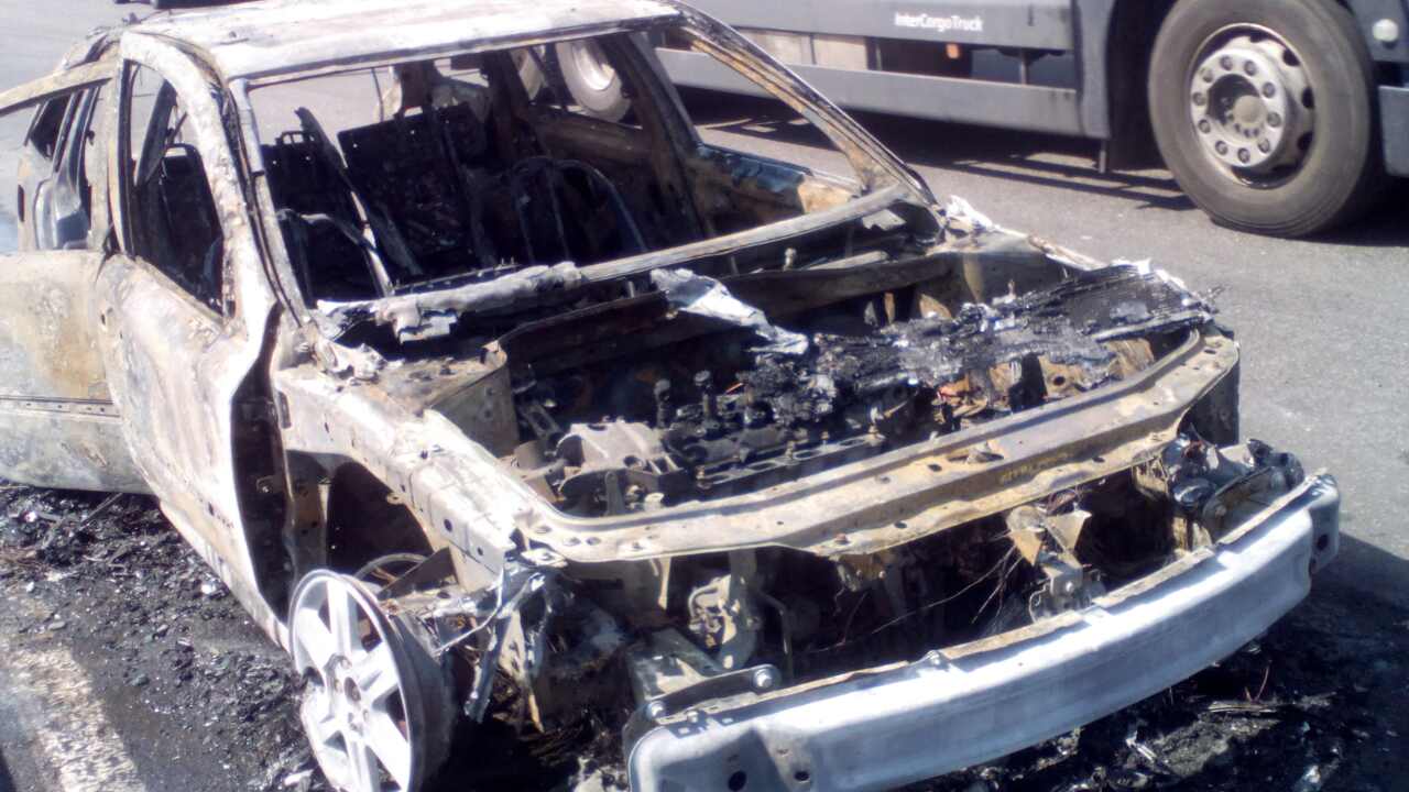 В ГСЧС сообщили подробности происшествия со сгоревшим на Южном мосту в Киеве автомобилем