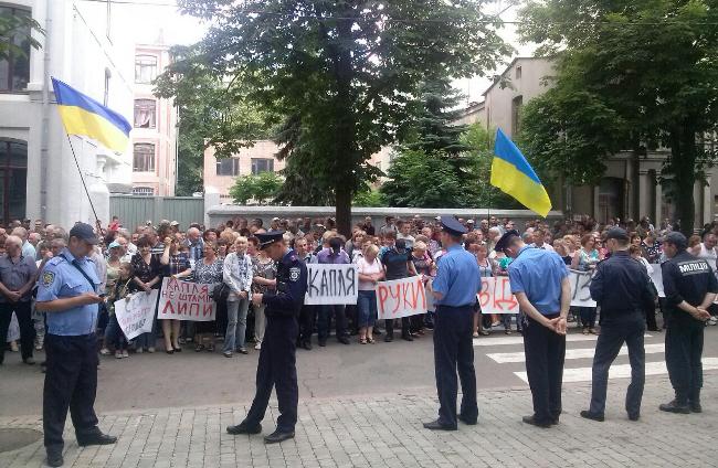 Працівники ХТЗ вийшли на пікет проти дій слідчого СБУ