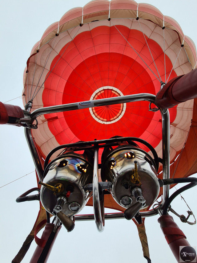 Львів'яни на повітряній кулі облетіли Карпати і потрапили в Книгу рекордів України (відео)