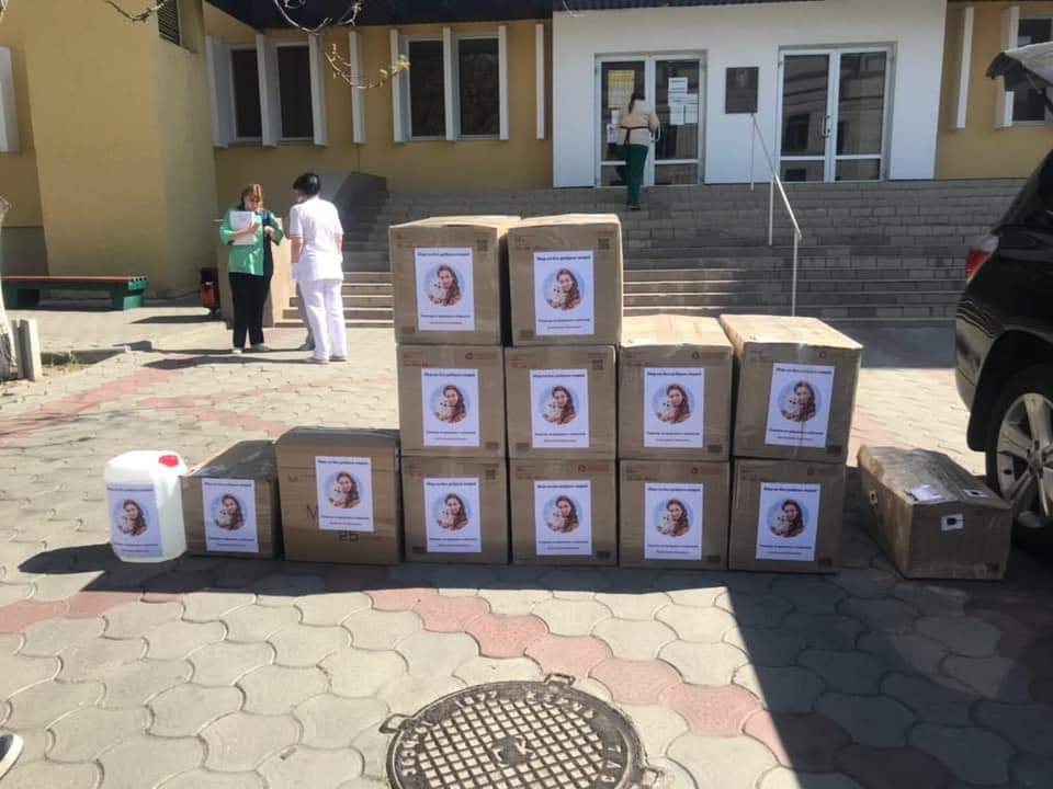 Украинка осталась в Китае из-за собаки: девушка собрала помощь для медиков в Украине