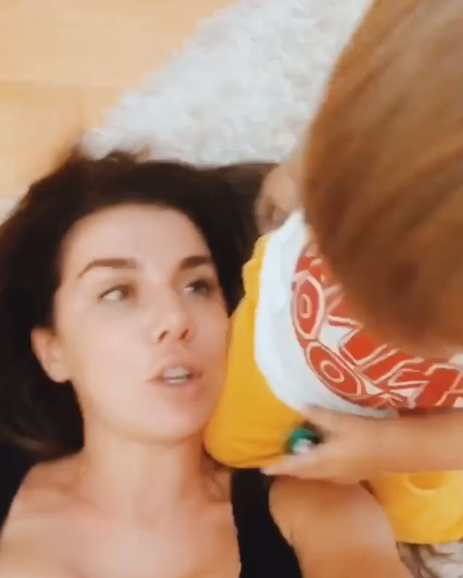 "Ведь скажут же - плохая мать": Седокова ответила  на упреки в недостаточной любви к своим детям