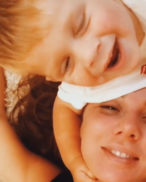 "Ведь скажут же - плохая мать": Седокова ответила  на упреки в недостаточной любви к своим детям