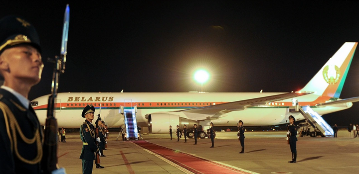 Лукашенко володіє елітним автопарком і літаками: на чому їздить та літає президент Білорусі