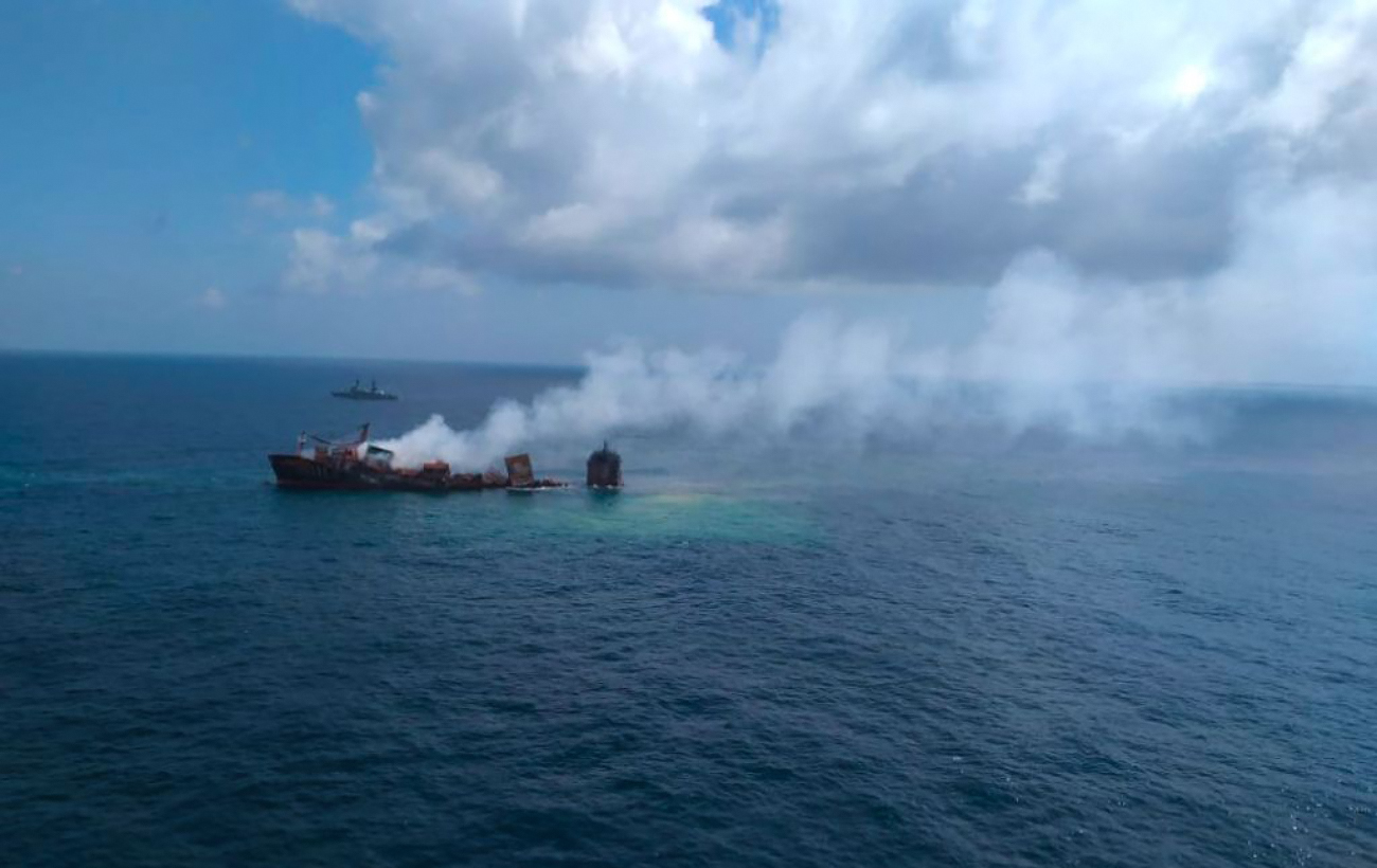 Біля Шрі-Ланки тоне танкер з хімікатами. Існує небезпека екологічної катастрофи