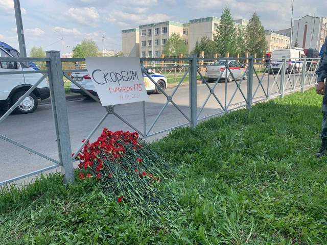 &quot;Ти не бог, ти-гнида&quot;: до місця масового вбивства в Казані люди покладають квіти