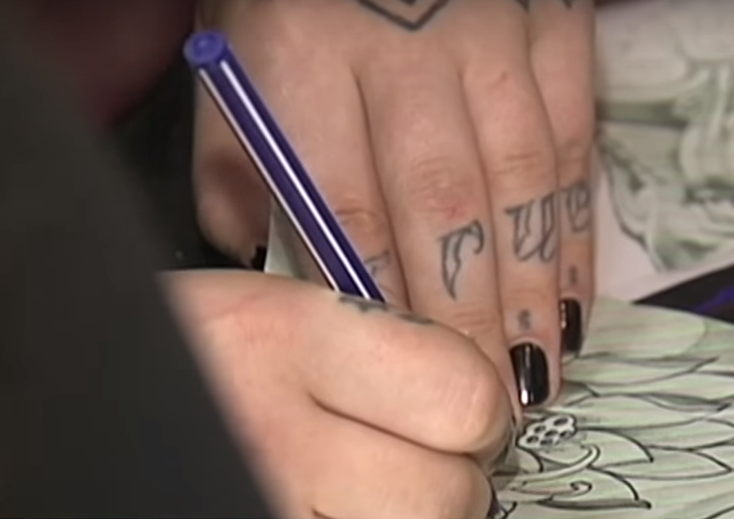 "Можна забути": експерт розповіла, куди не можна працевлаштуватися через тату (вiдео)