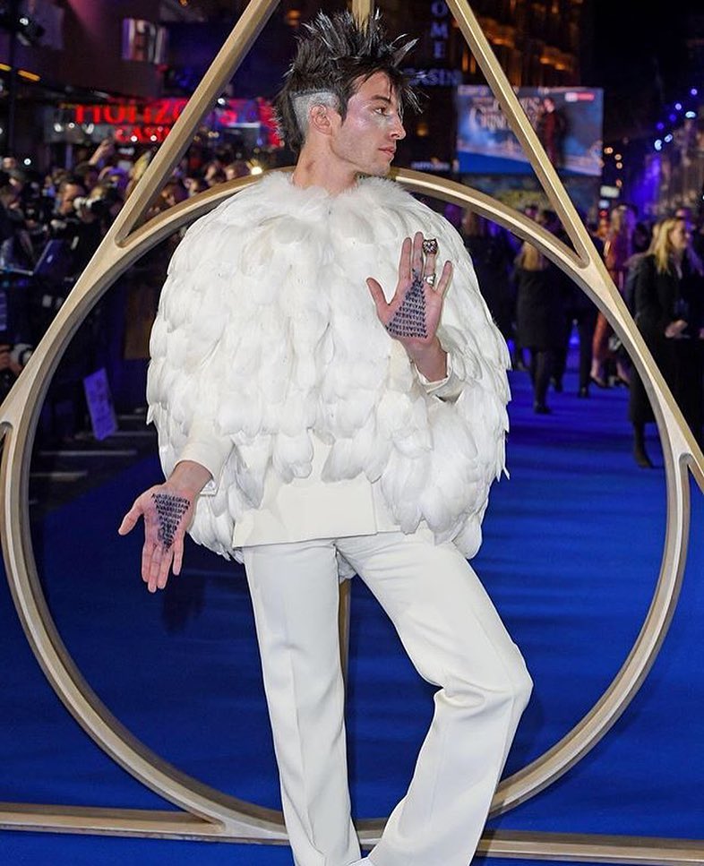 В костюмі сови: зірка "Фантастичних звірів" вразив нарядом на прем'єрі