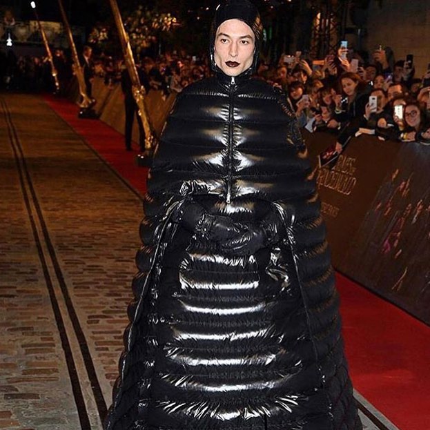 В костюмі сови: зірка "Фантастичних звірів" вразив нарядом на прем'єрі