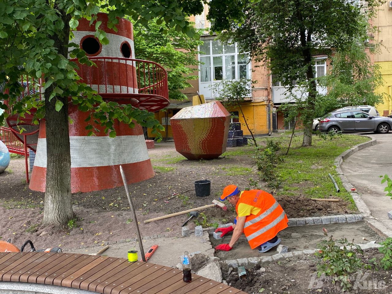 Новые краски и арт-объекты: появились фото Пейзажной аллеи в Киеве после реконструкции