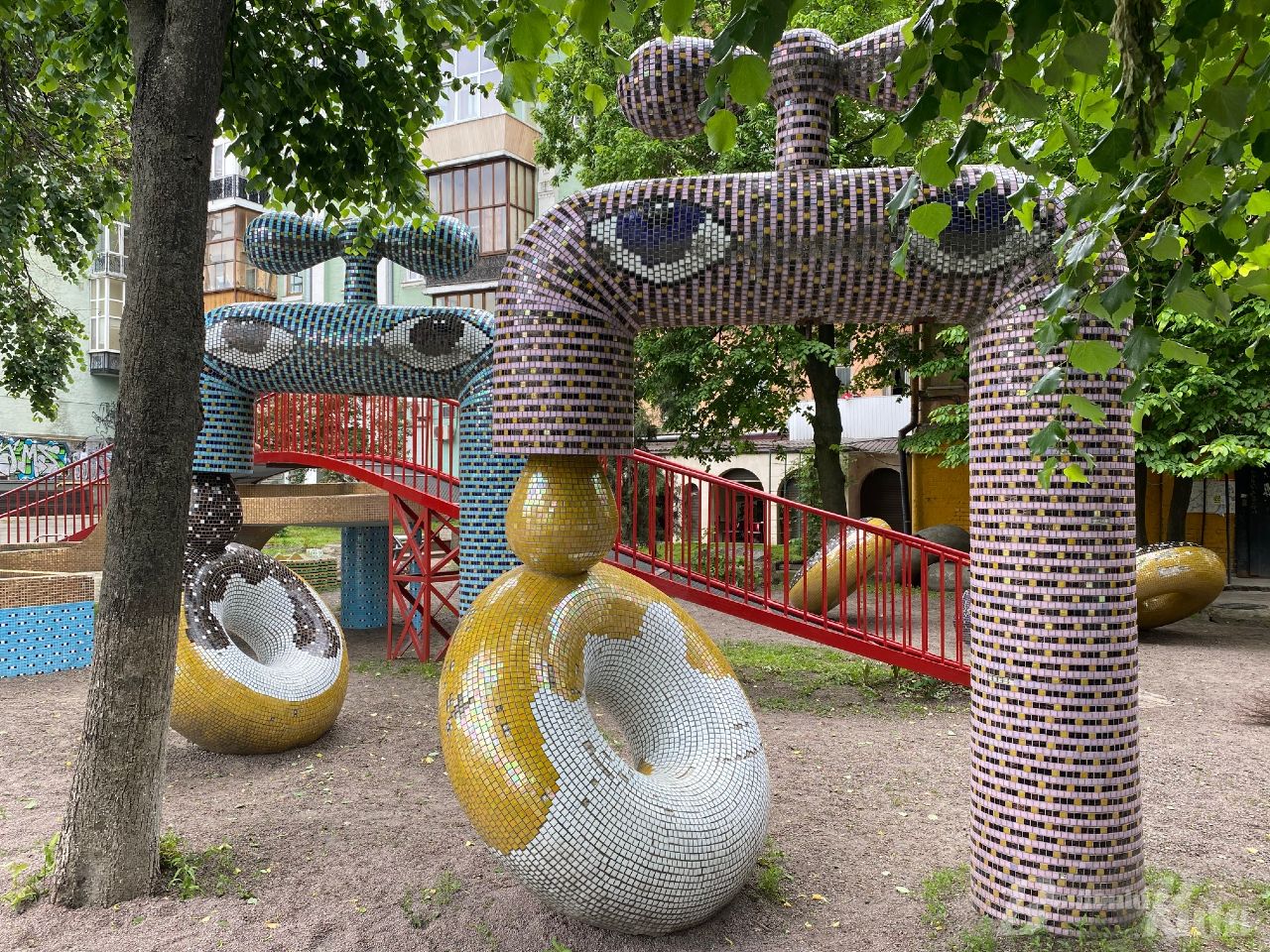 Новые краски и арт-объекты: появились фото Пейзажной аллеи в Киеве после реконструкции