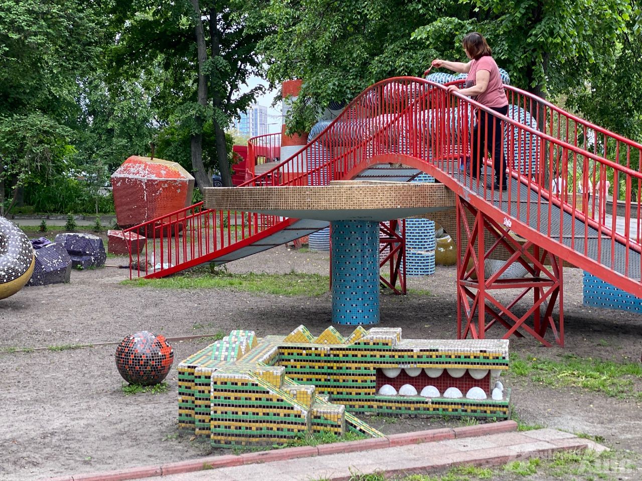 Новые краски и арт-объекты: появились фото Пейзажной аллеи в Киеве после реконструкции