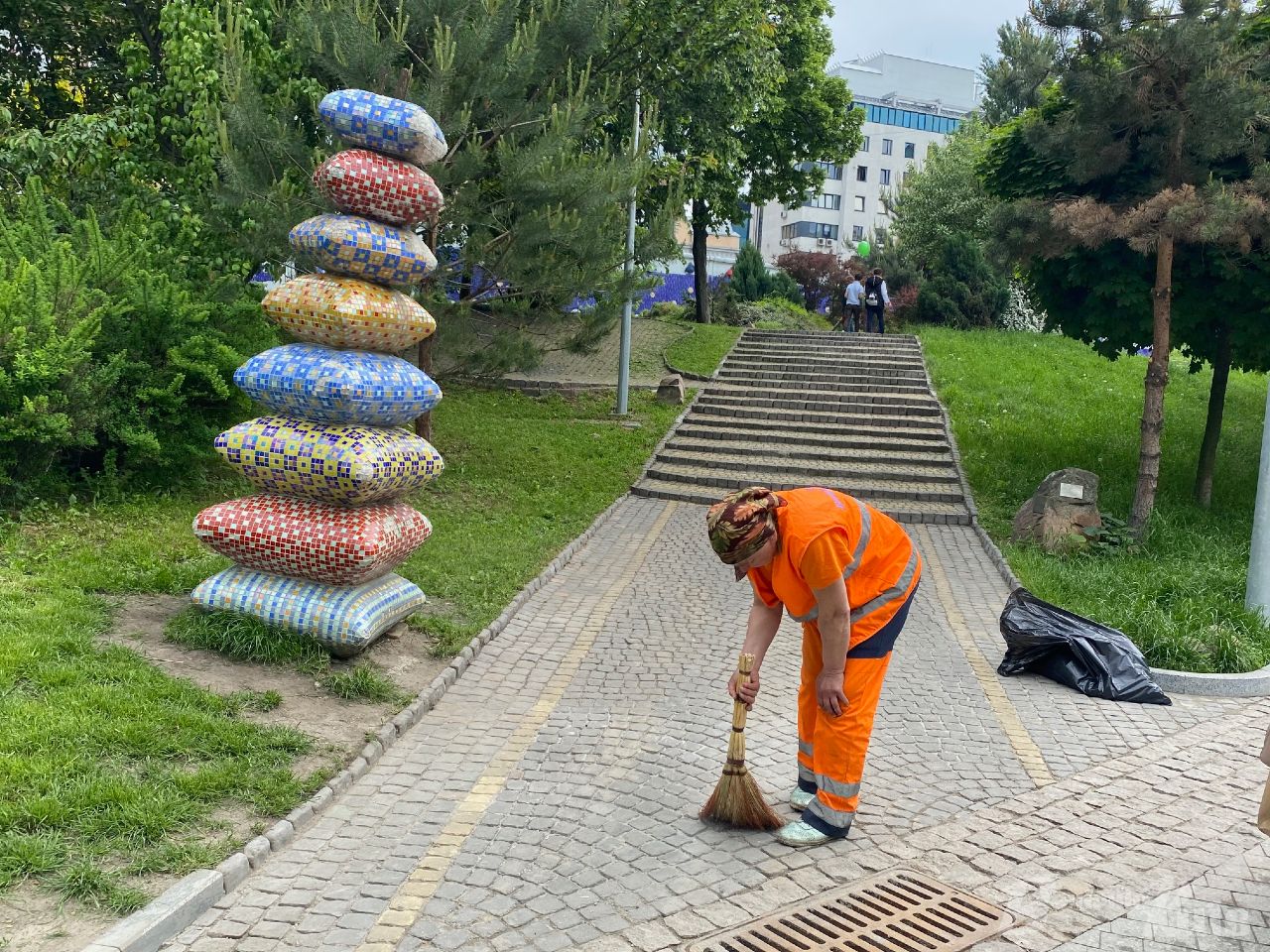 Новые краски и арт-объекты: появились фото Пейзажной аллеи в Киеве после реконструкции