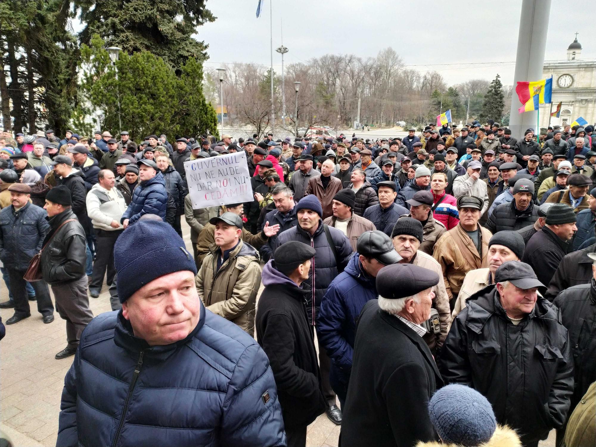 В Молдове ветераны войны в Приднестровье штурмуют здание правительства