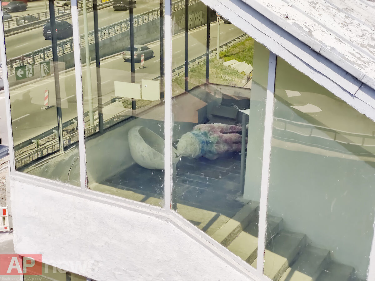 В метро Киева установили гигантскую медузу: скульптура не простояла и дня (фото)