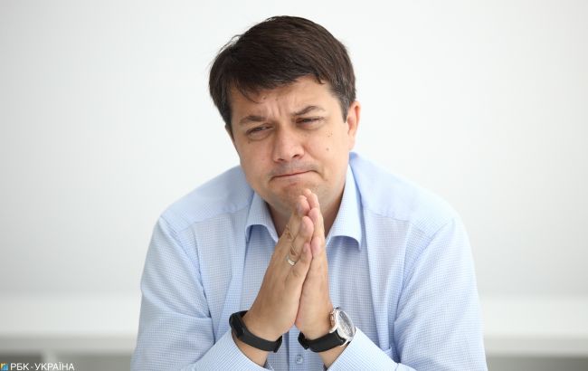 В &quot;Слуге народа&quot; общение с журналистами доверили 50 нардепам и раздали &quot;шпаргалки&quot;