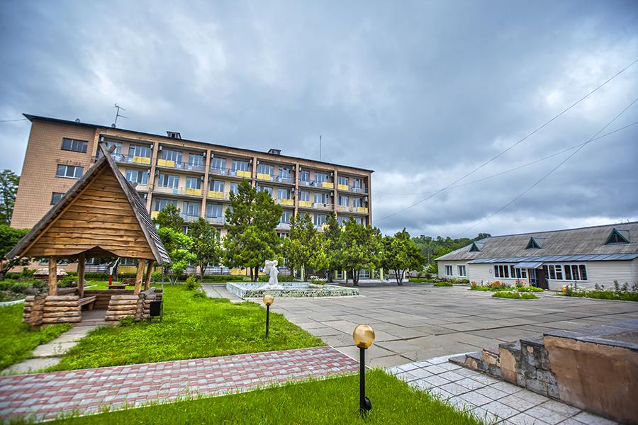 Перекриті дороги і сутички: мітинг у Нових Санжарах проти розміщення евакуйованих з Уханю