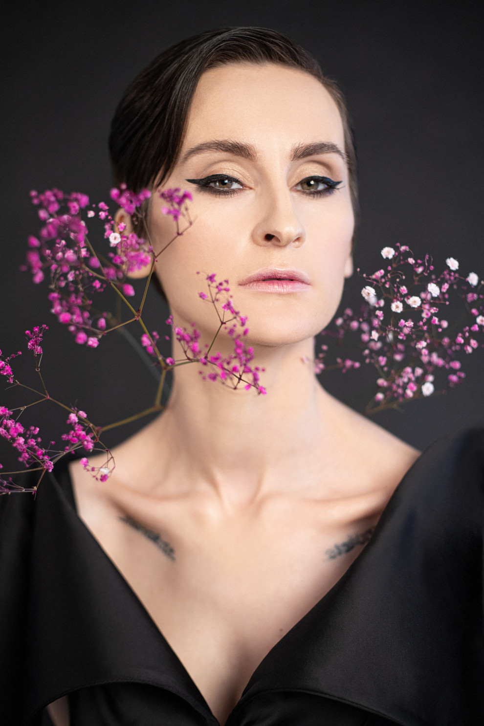 Ажурная маска и корсет: солистка Go_A снялась в ярких образах для украинского глянца