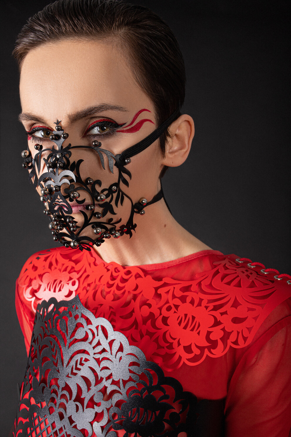 Ажурная маска и корсет: солистка Go_A снялась в ярких образах для украинского глянца