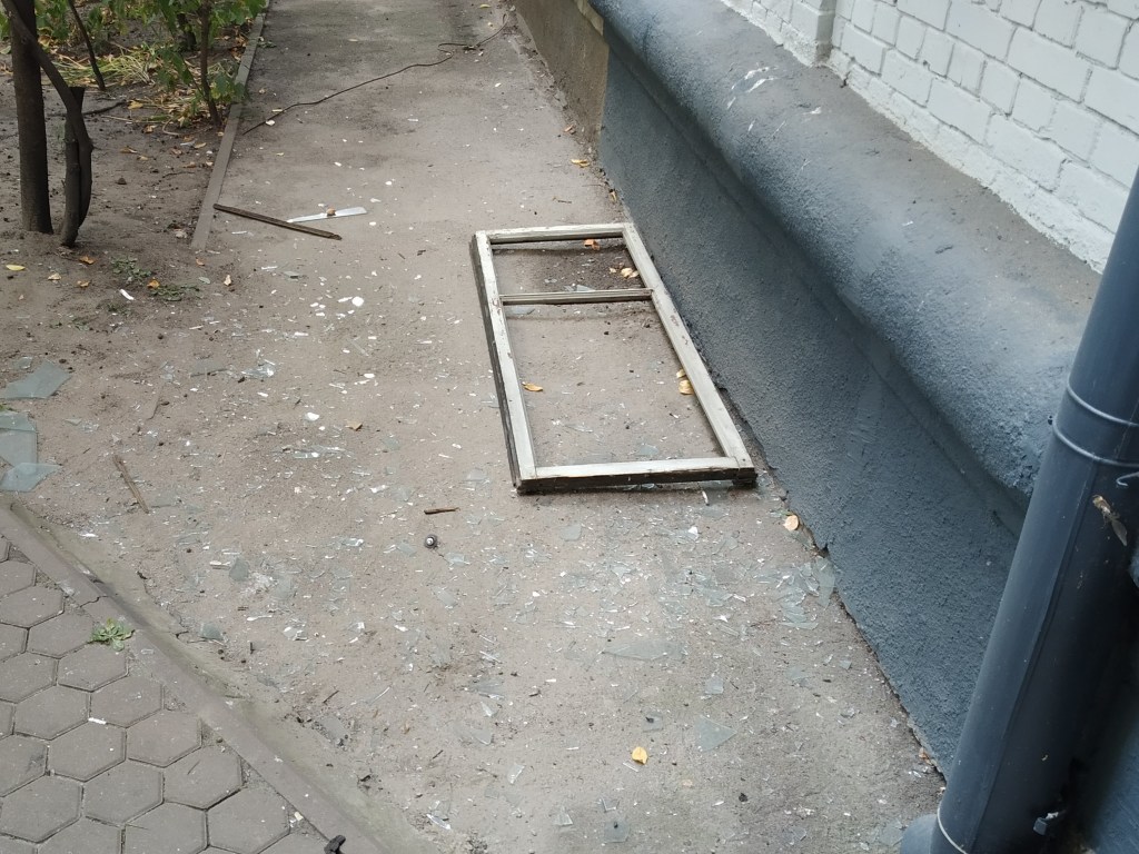 Рядом были дети: в центре Киева из подъезда выпало окно и чуть не убило девушку (фото)