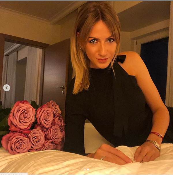 "Черная пантера": Леся Никитюк вызвала фурор с букетом роз в постели