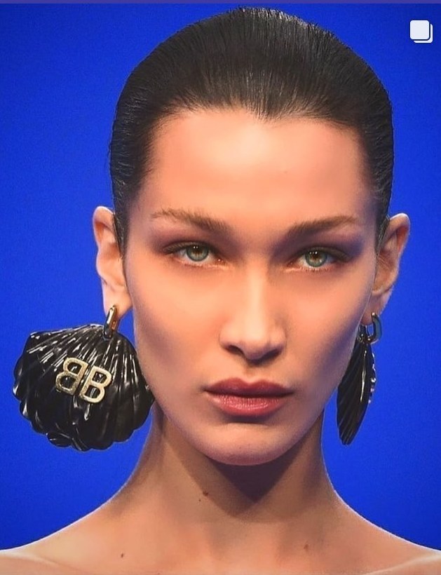 Россыпи золота, элементы пирсинга и накладные скулы: самые необычные мейк-ап тренды Недели моды в Париже