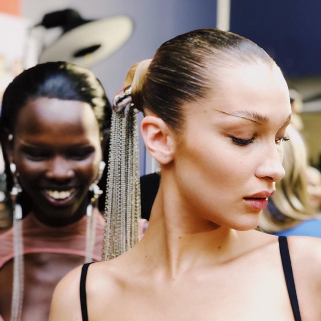 Россыпи золота, элементы пирсинга и накладные скулы: самые необычные мейк-ап тренды Недели моды в Париже