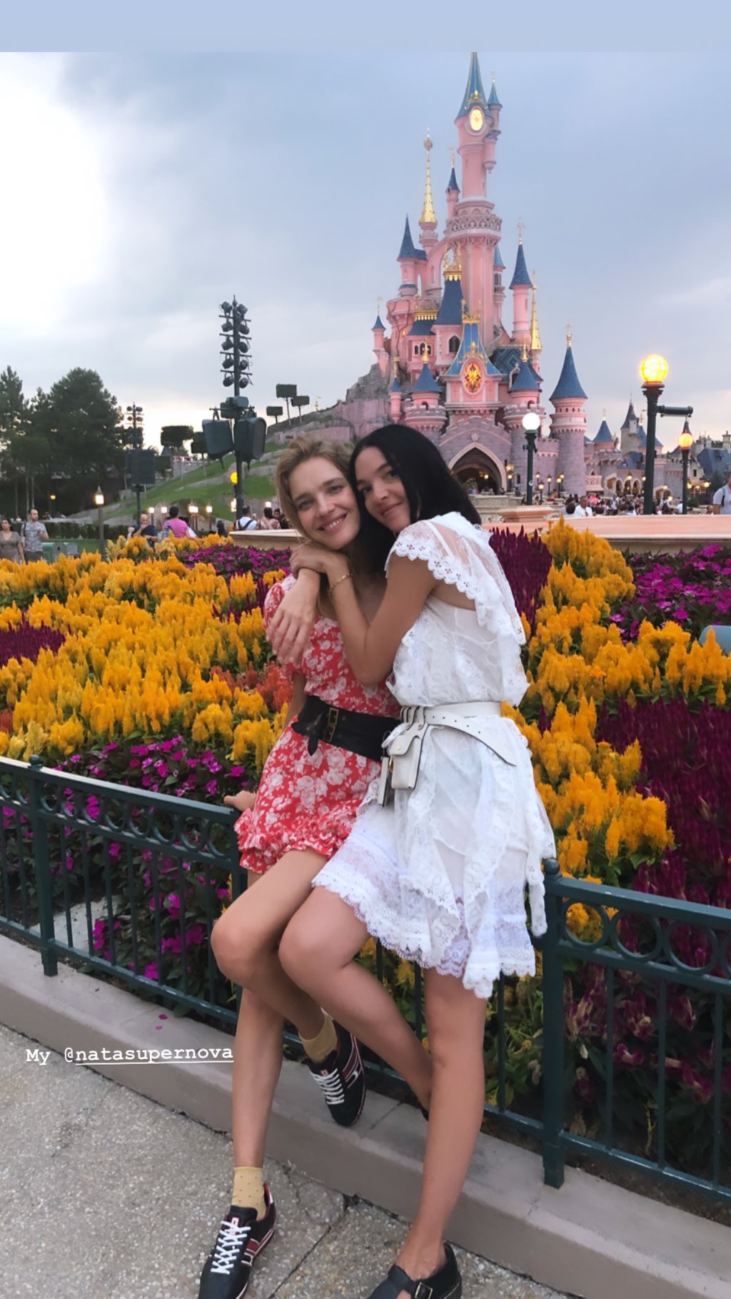 В дерзком мини и кроссовках: Наталья Водянова блеснула стройными ногами и тонкой талией