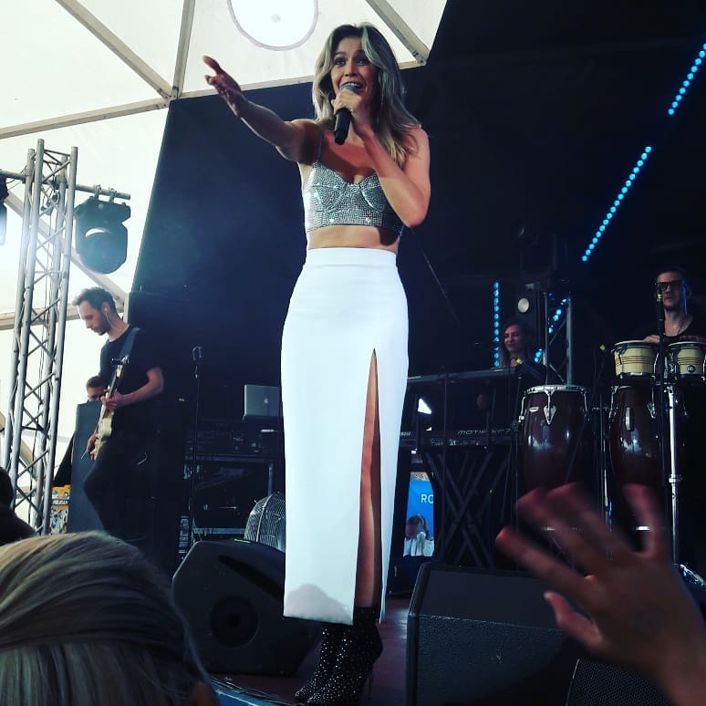 Роскошный бриллиант: Вера Брежнева покорила ультра блестящим образом в кроп-топе