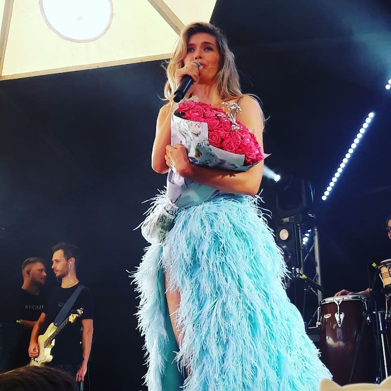 Роскошный бриллиант: Вера Брежнева покорила ультра блестящим образом в кроп-топе