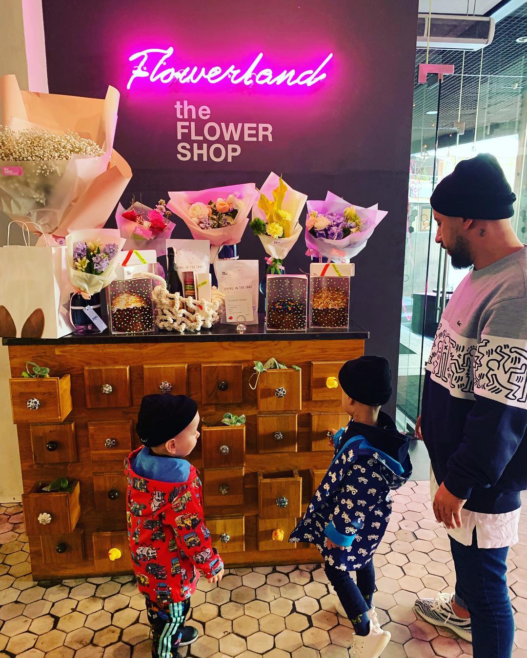 "Мини-копии папы": MONATIK умилил сеть фото с сыновьями