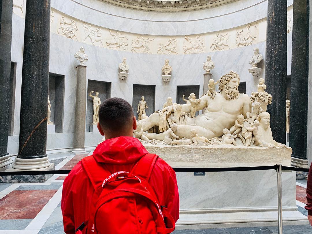 Римские каникулы: MONATIK с женой и детьми гуляет по столице Италии (фото)