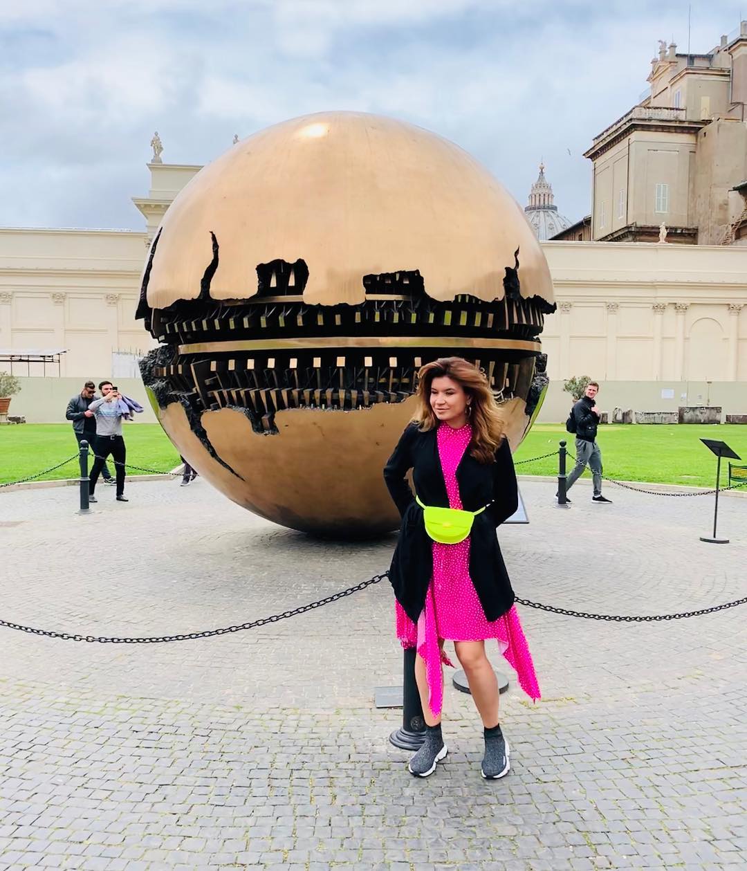 Римские каникулы: MONATIK с женой и детьми гуляет по столице Италии (фото)