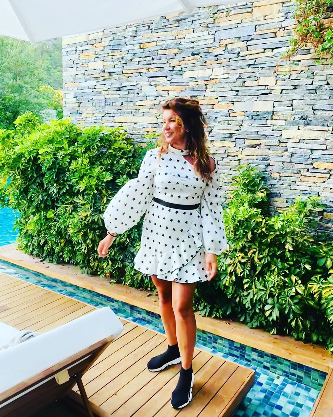 &quot;Дівчина Бонда&quot;: дружина MONATIK'а зачарувала &quot;гарячою&quot; фігурою в купальнику