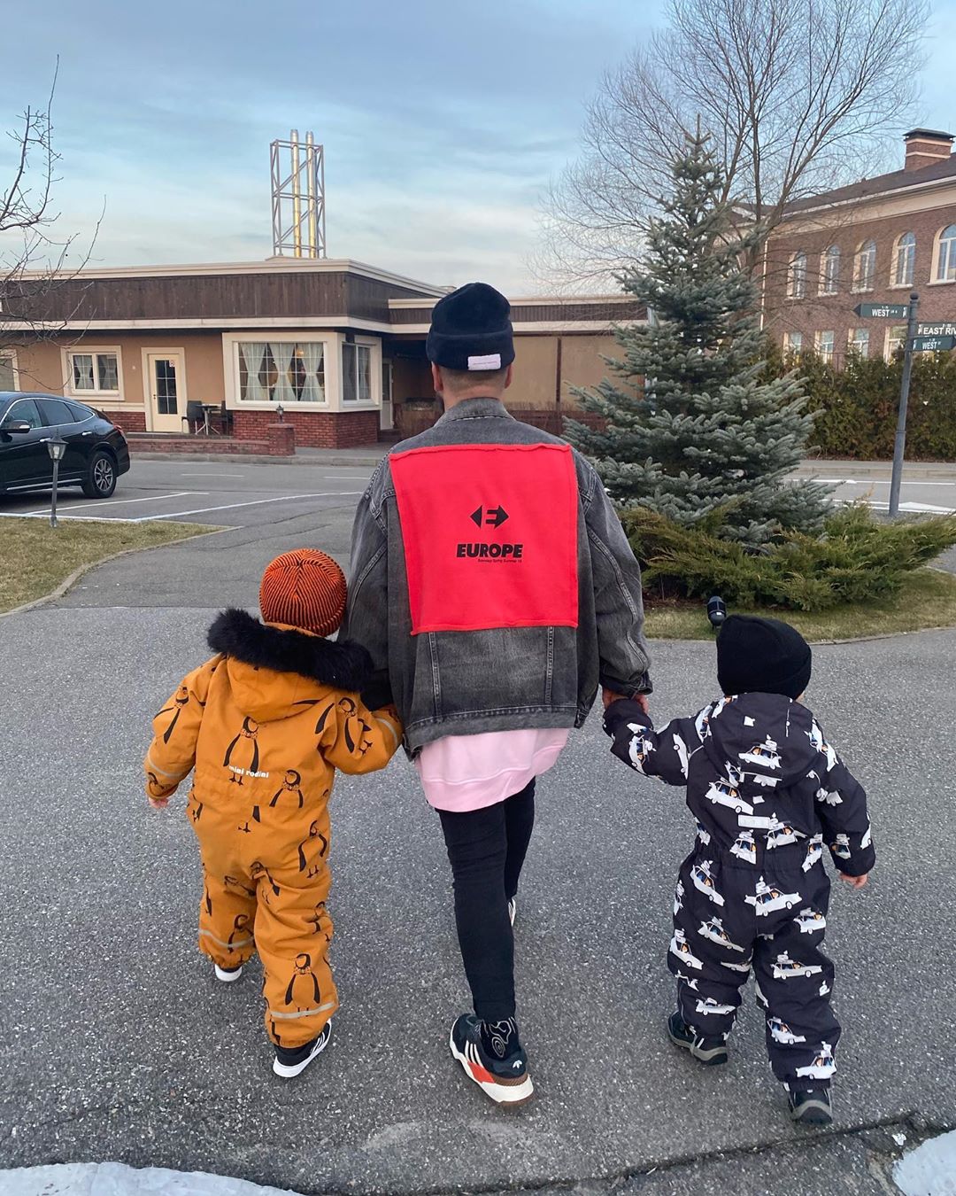 Модники нереальні: дружина MONATIK'а підкорила милим фото стильних синів