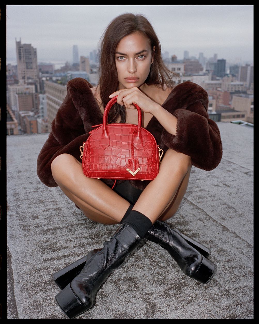 Будет жарко: стильная Ирина Шейк засыпала сеть фото в летних образах