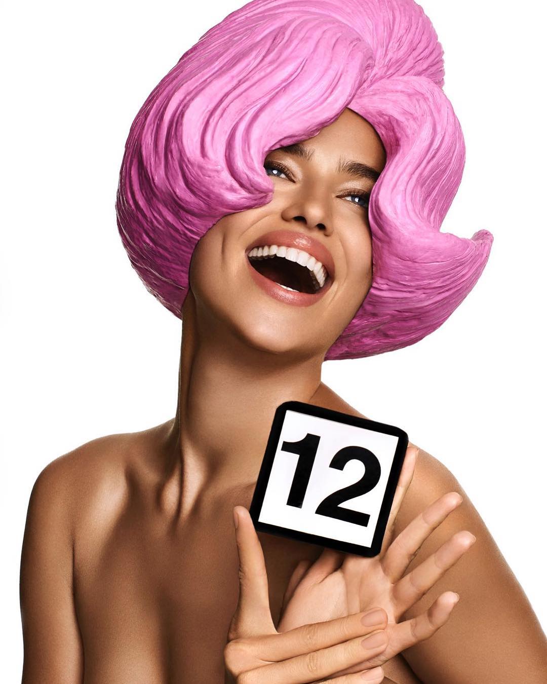 Осторожно, горячо: 33-летняя Ирина Шейк поделилась видео в откровенных образах