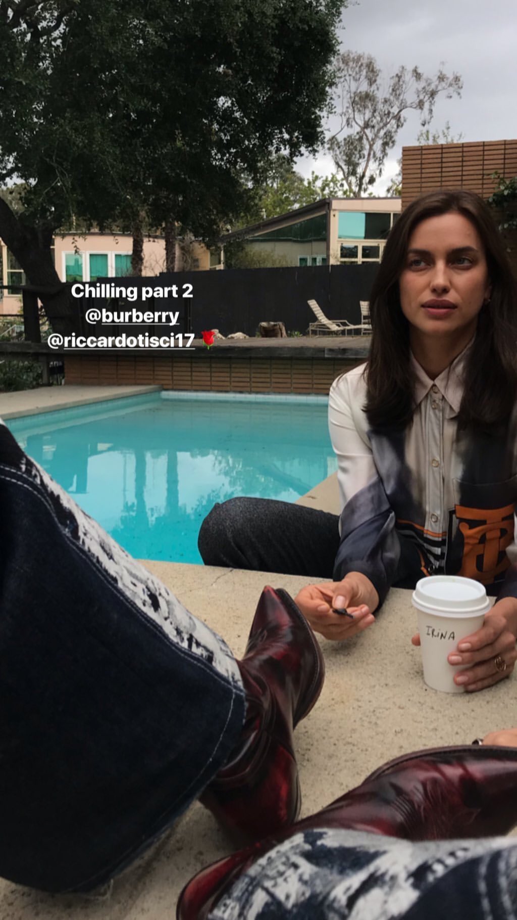 Жінка-загадка: стильна Ірина Шейк заінтригувала прихильників новими фото без макіяжа