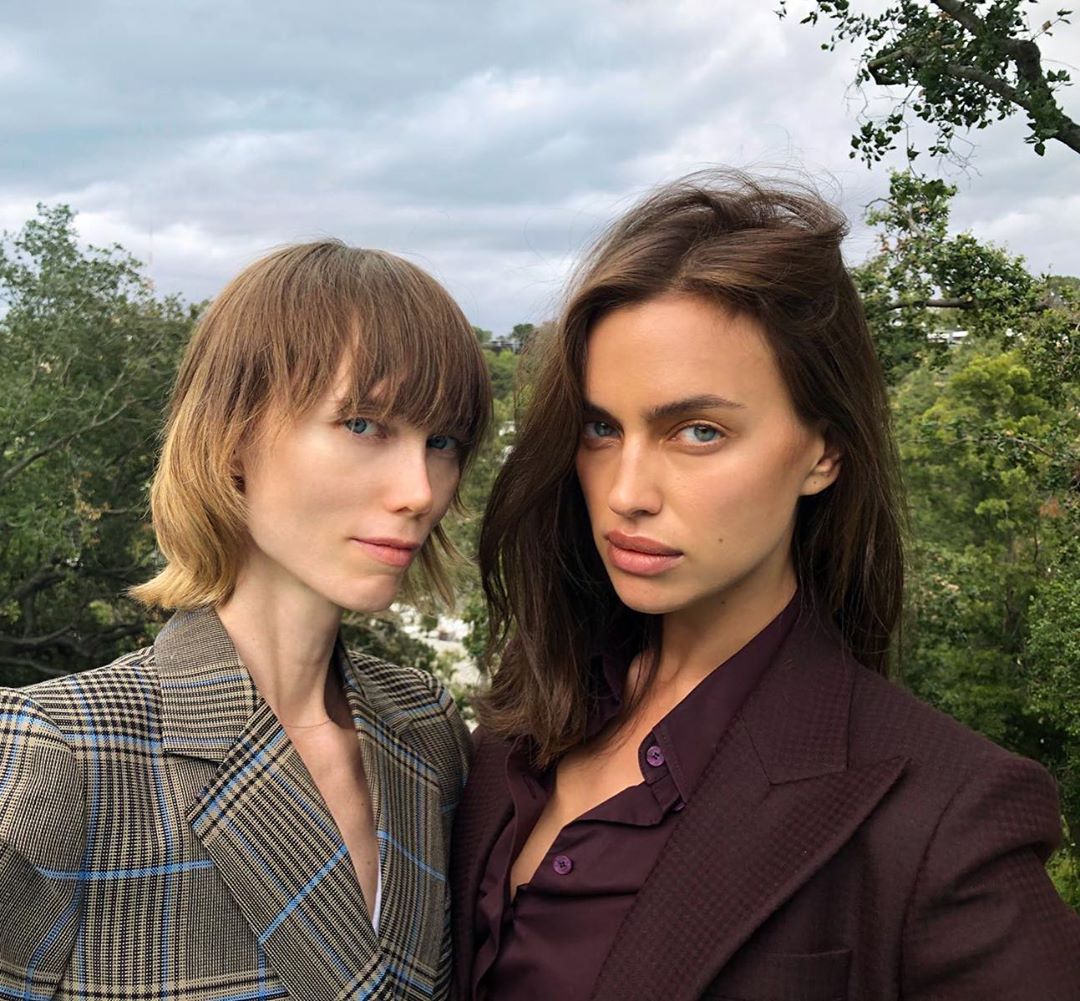 Жінка-загадка: стильна Ірина Шейк заінтригувала прихильників новими фото без макіяжа