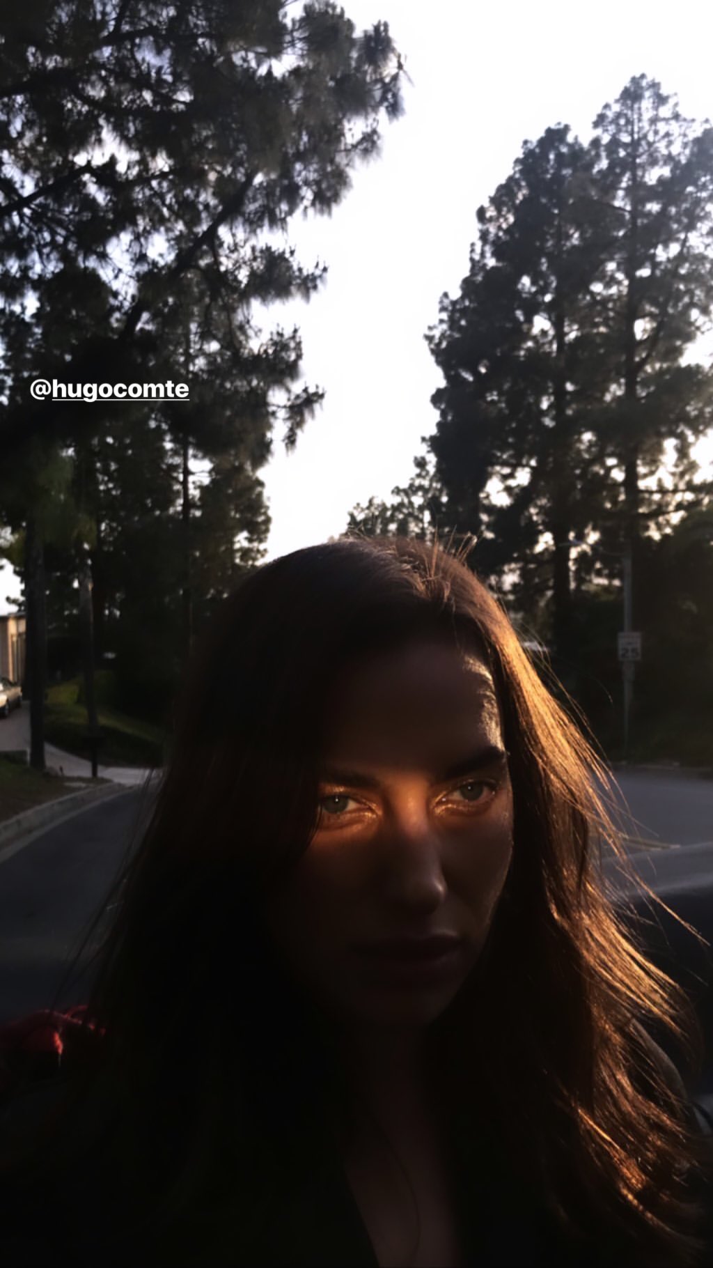 Жінка-загадка: стильна Ірина Шейк заінтригувала прихильників новими фото без макіяжа