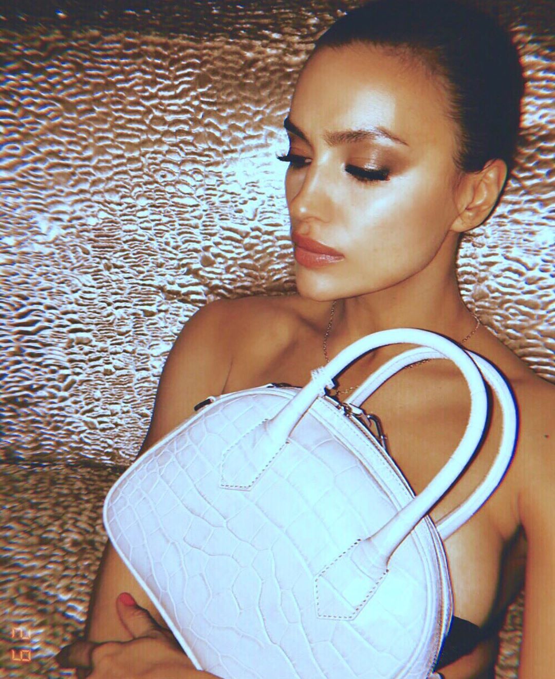 Совершенна: полуобнаженная Ирина Шейк блистает в новой съемке